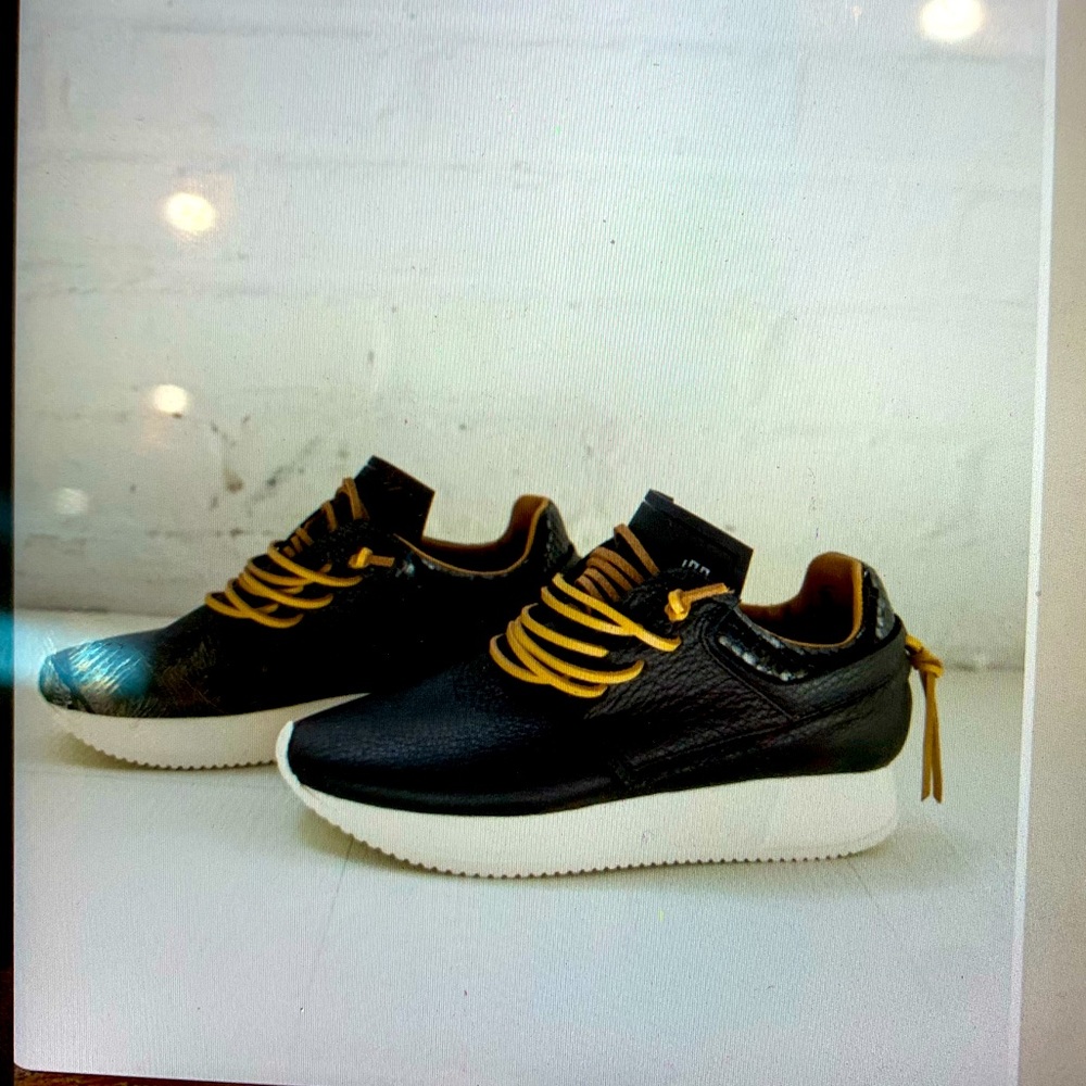 Esseutesse Nonfringe Black Sneaker!! Brand new!